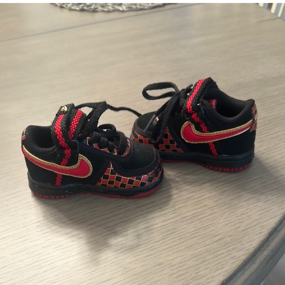Nike Black and Red Sneakers with Lace-Up Design - Picture 4 of 7